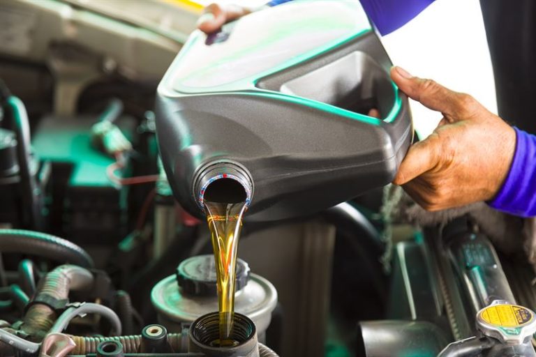 Dolewanie oleju silnikowego i jaki jego rodzaj wybrać?